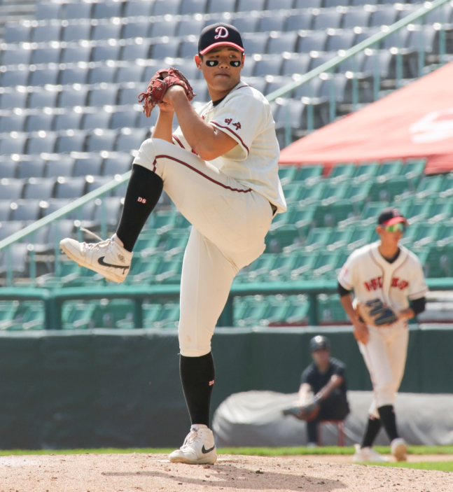 Док Го Со Ом Джун Санг борется в финале с Ятагором на Национальном бейсбольном турнире Shinsegae E-Mart 2026 года, который прошел на поле SSG Landers в Инчхоне 12-го числа. /Фото = Предоставлено KBSA.