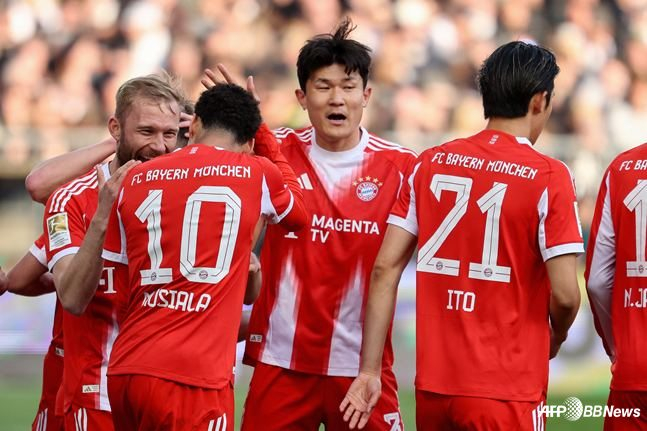  Bayern Munich players are happy to score in the match against Jean-Cette Pauli in the 29th round of the 2025-2026 Bundesliga at Milentore Stadion in Hamburg, Germany on the 12th (Korea time). /AFPBBNews=News1