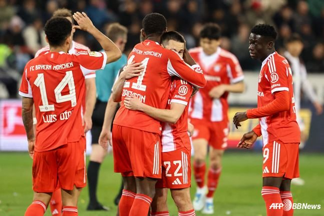  Bayern Munich players after the match against Jeankt Pauli in the 29th round of the 2025-2026 Bundesliga at Milentore Stadion in Hamburg, Germany, on the 12th (Korea time). /AFPBBNews=News1