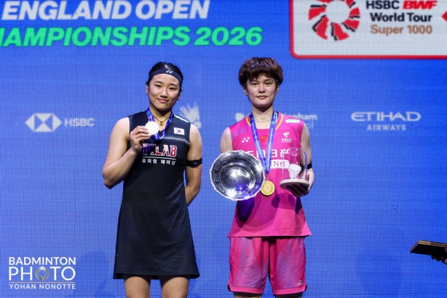 After the final of the Jeon Young Open, Ahn Se-young (left) and Wang Zi are standing side by side and posing. /Photo = Courtesy of the Badminton Korea Association