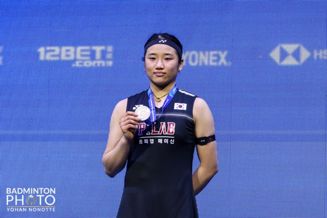 Ahn Se-young (left) poses at the awards ceremony after the final of the Jeon Young Open. /Photo = Courtesy of the Badminton Korea Association