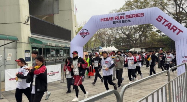 /Photo = Courtesy of LG Twins