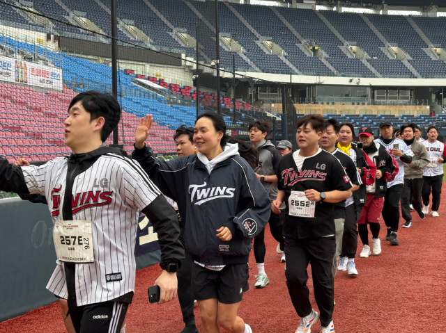 /Photo = Courtesy of LG Twins