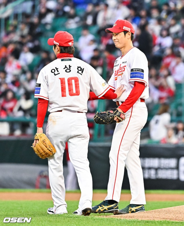 SSGのアン·サンヒョン（左）と武田翔太。