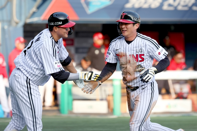 LGの呉智煥（オ·ジファン、右）。 /写真=LGツインズ提供