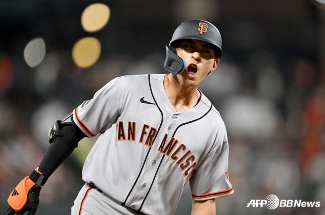 Lee Jung-hoo của San Francisco Giants đã gầm rú khi đánh một cú home run trong trận đấu với Baltimore Orioles vào ngày 11. /AFPBBNews = Tin tức 1
