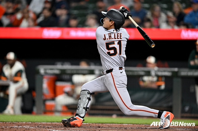 Lee Jung-hoo đã đánh một cú home run ở đầu hiệp thứ 7 trong trận đấu với Baltimore Orioles vào ngày 11. /AFPBBNews = News 1