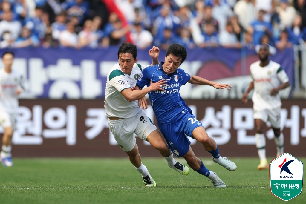 Ко Сын Бом (справа) борется с Ли Чан Хёном во время матча K-лиги Хана Банка 20267 тура, который состоялся на стадионе Кубка мира в Сувоне 12-го числа в 14:00. /Фото = Предоставлено Корейской профессиональной футбольной федерацией.