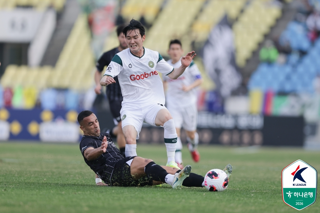 Кимпо Ли Си Хон (вверху). /Фото = Предоставлено Корейской профессиональной футбольной федерацией.