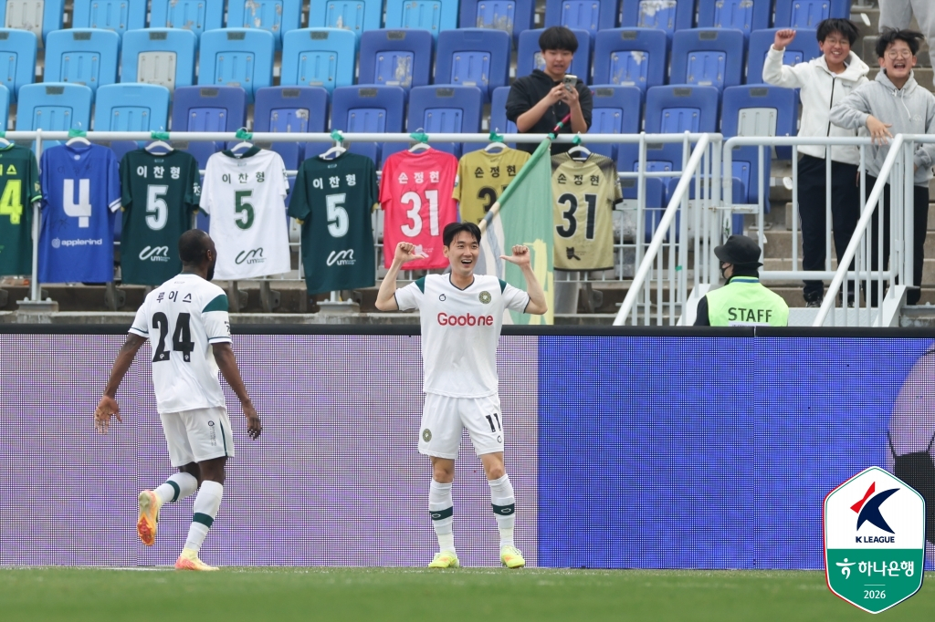 图为李时宪（音）正在为水原三星队打进制胜一球。 =图为，韩国职业足球联盟提供。