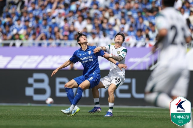 12日下午2时，在水原世界杯体育场举行的韩亚银行K联赛22026第7轮比赛中，高钟铉（左）和朴东镇正在竞争空中球。 =图为，韩国职业足球联盟提供。