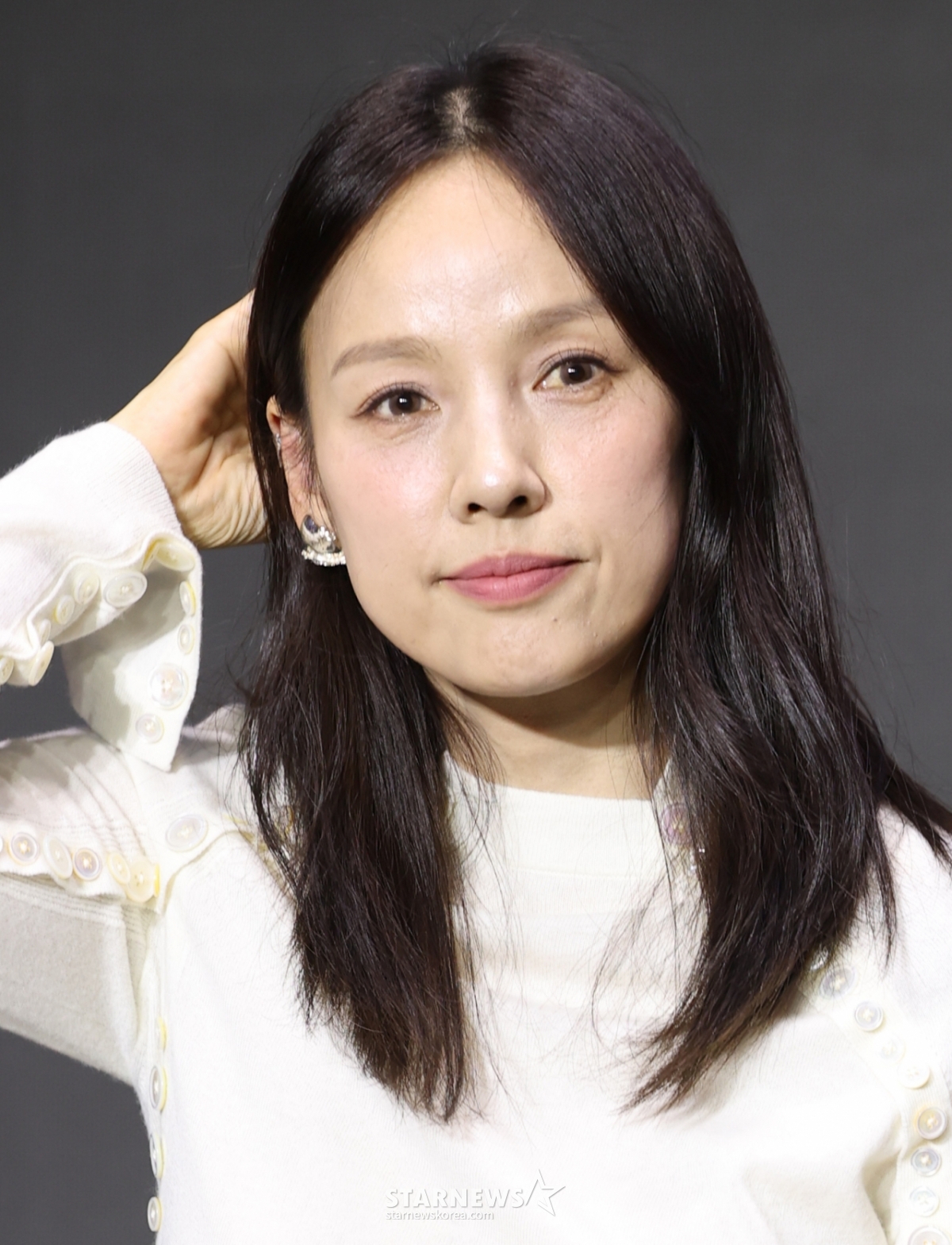 (Seoul = News1) Reporter Kwon Hyun-jin = Singer Lee Hyo-ri is showing off her charm at the production presentation of Coupang Play's "Just Makeup" held at the Seoul Eastfall of Pullman Ambassador in Gwangjin-gu, Seoul on the 1st.  "Just Makeup" is a mega makeup survival program in which makeup artists representing K-beauty fiercely compete in their own colors beyond Korea, and Lee Hyo-ri was the MC. 2025.10.1/News1 Copyright © News1. All rights reserved. Unauthorized reproduction and redistribution, prohibition of using AI learning. /Photo = (Seoul = News 1) Reporter Kwon Hyun-jin