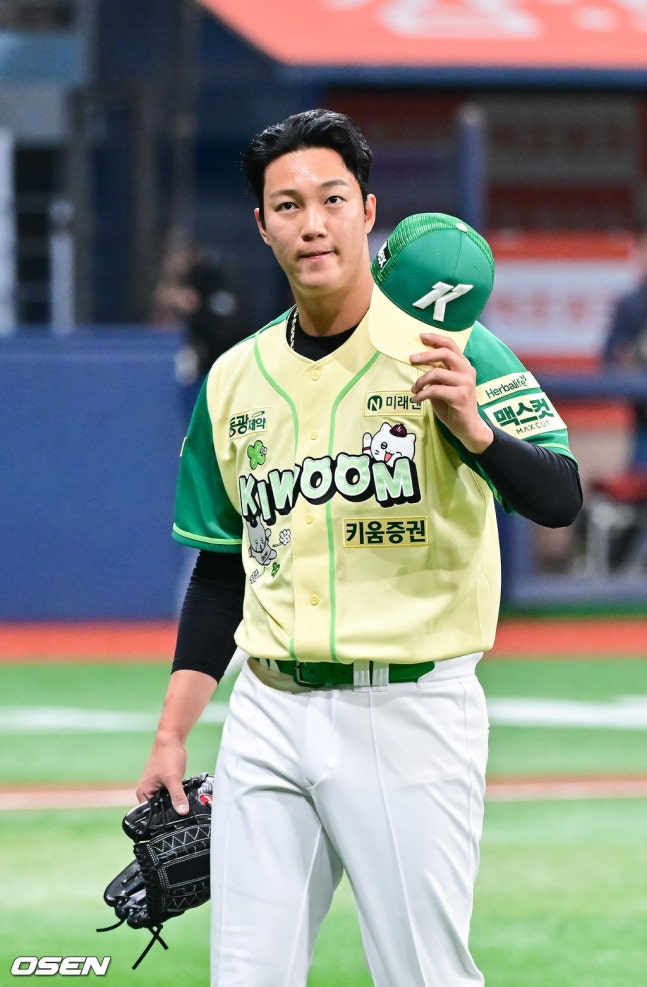 マウンドを降りながらホームのファンに挨拶するアン·ウジン。