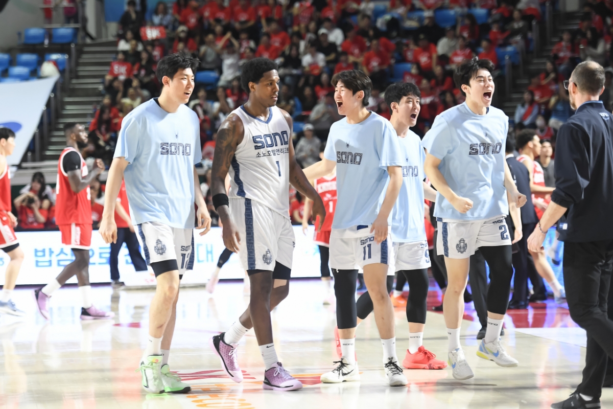 Команда Коян Соно аплодирует. /Фото = Предоставлено KBL.