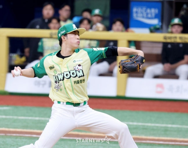 Bae Dong-hyun takes the mound as the second pitcher against Lotte on the 12th and pitches hard. /Photo = Senior Reporter Kang Young-jo