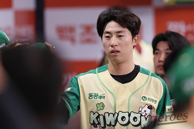 Bae Dong-hyun came into the dugout. /Photo = Kiwoom Heroes