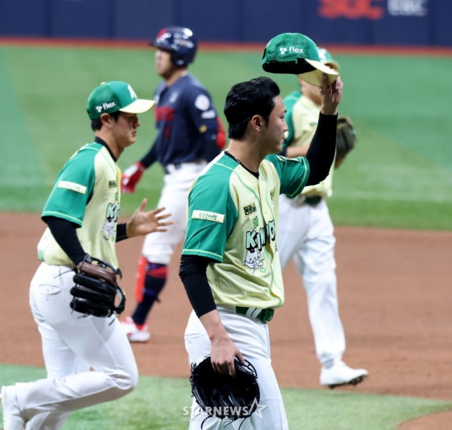 投完球后，安佑镇向Kiwoom球迷致意。 =照片=高级记者姜英祖。