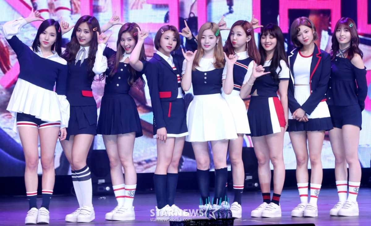 Chiều 15/5, nhóm nhạc Twice đang biểu diễn tại showcase kỷ niệm phát hành mini album vol.4 Signal tại Samsung Card Hall, Blue Square, Hannam-dong, Seoul. 15.05.2017/Ảnh = Phóng viên Hong Bong Jin Hongga@