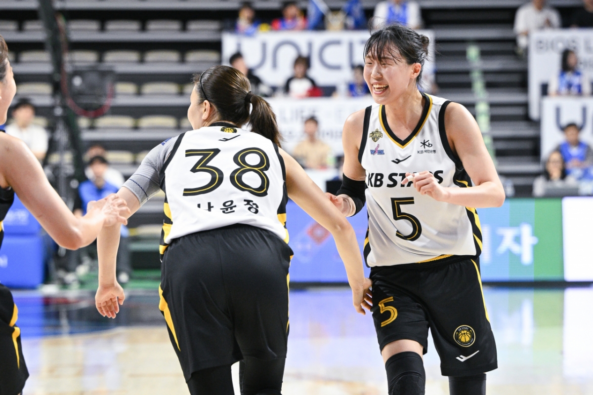 Các cầu thủ KB Stars đang rất vui. /Ảnh = cung cấp WKBL