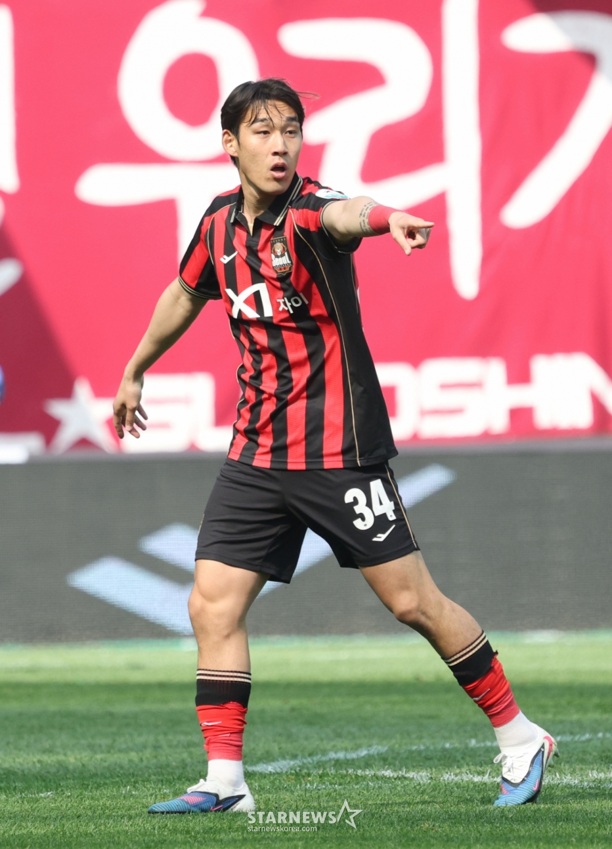 Trận đấu K-League 12026 FC của Ngân hàng Hana với Jeonbuk Hyundai đã được tổ chức tại sân vận động World Cup Seoul vào ngày 11.  FC Seoul Song Min-gyu đang cho biết vị trí của mình. /Ảnh = Người chờ đợi Kim Jin Kyung