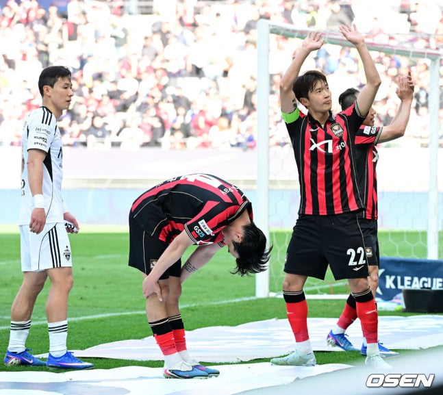 Sau khi kết thúc trận đấu với Jeonbuk Hyundai vào ngày 11, FC Seoul Song Min-gyu, Kim Jin-soo và Moon Sung-min đang chào hỏi những người ủng hộ Jeonbuk.