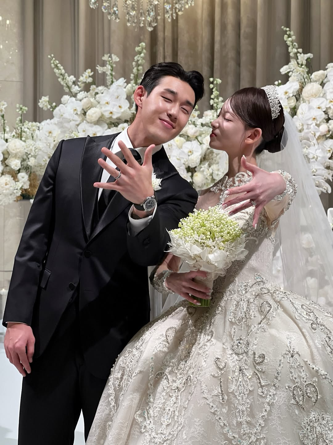 Song Min-gyu (trái) và phát thanh viên Kwak Min-sun, người đã kết hôn vào tháng 12 năm ngoái. /Ảnh = Cap màn hình SNS của Song Min Kyu