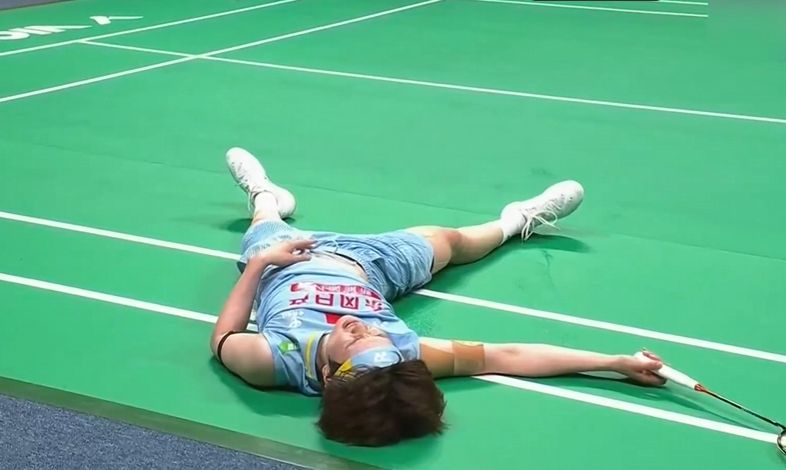  China's Wang Zhiyi, who had a fierce rally with An Se-young in the women's singles final at the 2026 Asian Badminton Championships held at the Ningbo Olympic Sports Center in China on the 12th, is lying on the ground and struggling. /Photo = Capture the broadcast screen