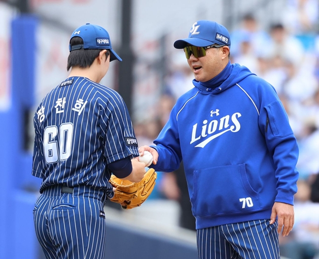 Huấn luyện viên Park Jin-man trực tiếp chuyển bóng cho Jang Chan-hee (trái). /Ảnh = Samsung Lions