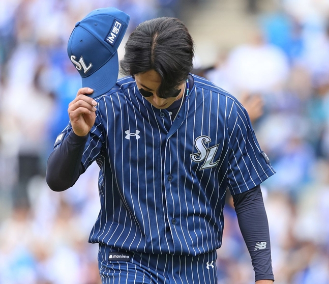 Won Tae In chào hỏi bằng một tràng pháo tay. /Ảnh = Samsung Lions