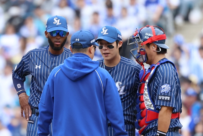 Huấn luyện viên Won Tae-in (lần thứ hai từ bên phải) và huấn luyện viên Park Jin-man đang nói chuyện trước khi thay cầu thủ ném bóng. /Ảnh = Samsung Lions