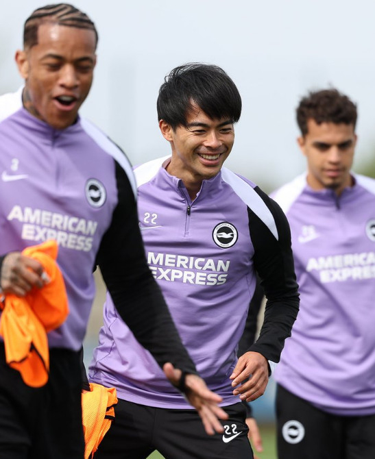 图为，在球队练习中露出灿烂笑容的水户薰（中）。 =照片=布赖顿官方SNS收尾。