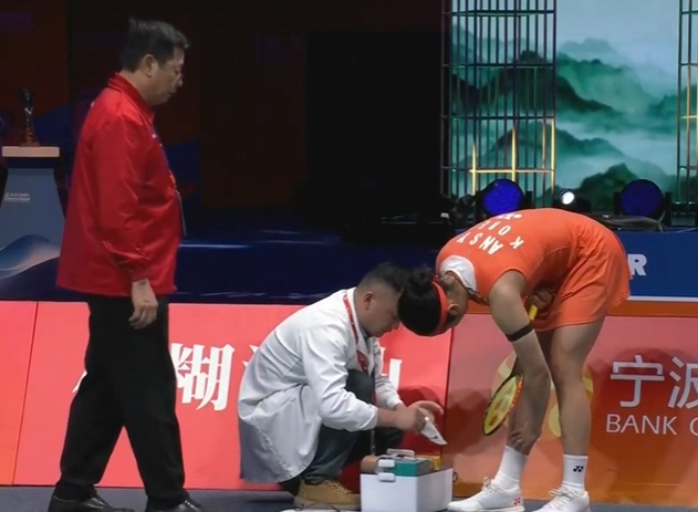 Ahn Se-young is receiving first aid after bleeding on her knee during the women's singles final at the 2026 Asian Badminton Championships held at the Ningbo Olympic Sports Center in China on the 12th. /Photo = Capture the broadcast screen
