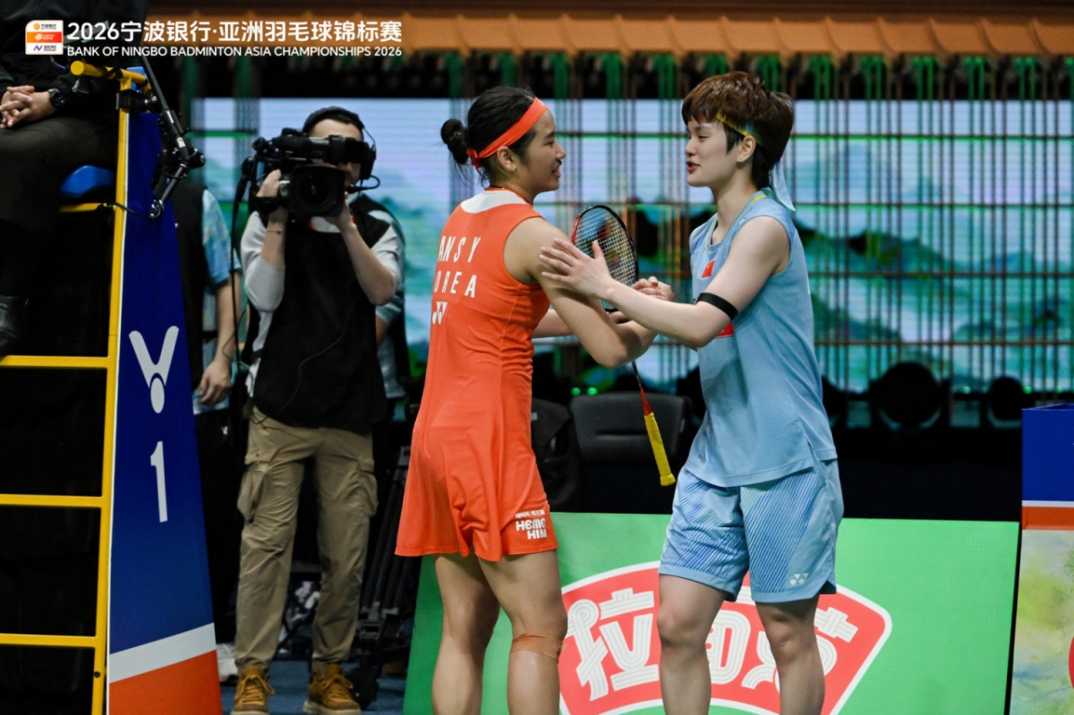 Ahn Se-young greets Wang Zhi after winning the women's singles final at the 2026 Asian Badminton Championships held at the Ningbo Olympic Sports Center in China on the 12th. /Photo = Courtesy of the Asian Badminton Federation and the Korea Badminton Association 