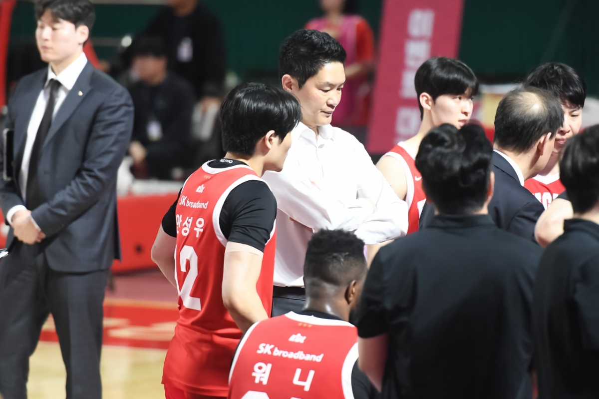 Seoul SK coach Jeon Hee-chul (white dress shirt) is directing the players during operation time. /Photo = Courtesy of KBL