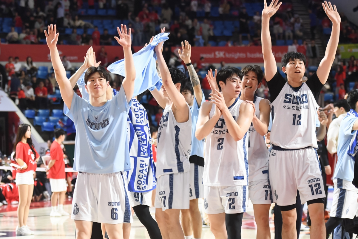 The Goyang Sono squad greets the crowd after winning the away game of the semi-final playoff (PO) against Seoul SK. /Photo = Courtesy of KBL