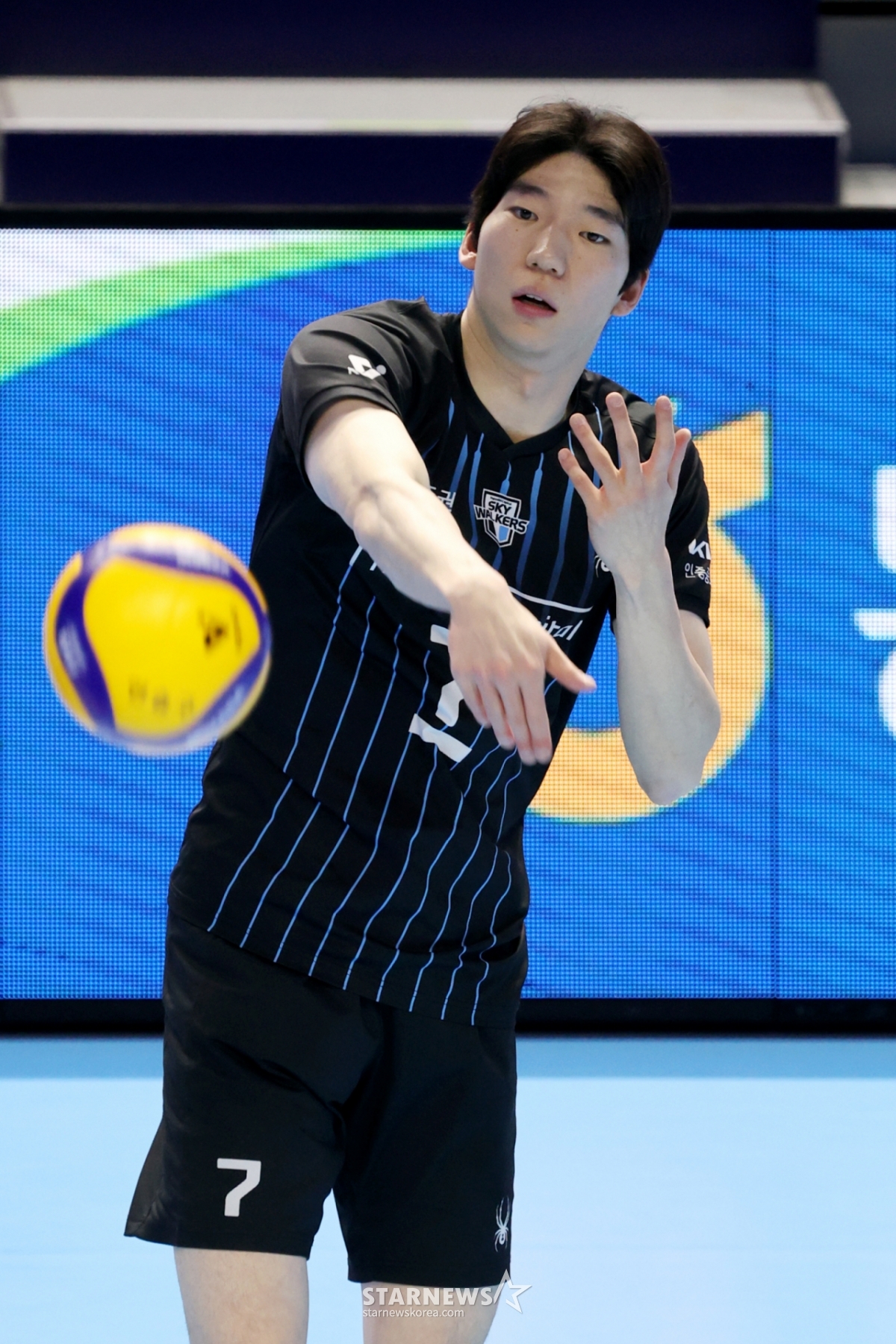 現代キャピタルのホ·スボンが22日、桂陽体育館で開かれたジンエアー2025-2026Vリーグの大韓航空と現代キャピタルの試合に先立って、ウォーミングアップをしている。 /写真=姜永祚(カン·ヨンジョ)先任記者