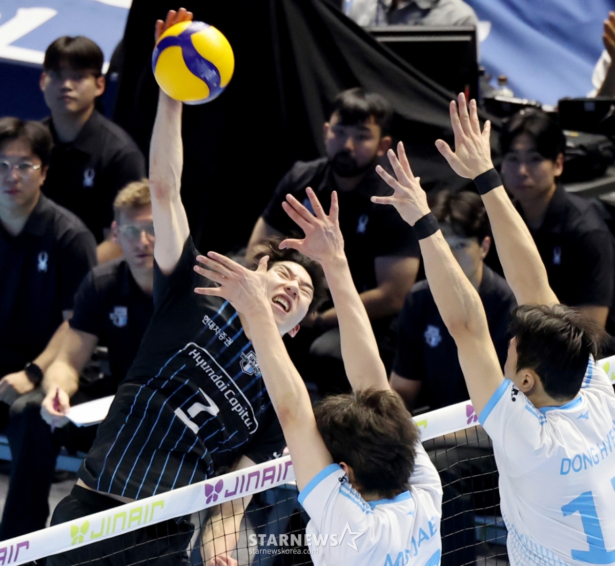 現代のホ·スボンが10日、仁川桂陽体育館で行われたジンエアー2025-2026Vリーグチャンピオン決定戦の大韓航空と現代キャピタル第5戦の大韓航空の二重ブロッキングに強打を放っている。 /写真=姜永祚(カン·ヨンジョ)先任記者