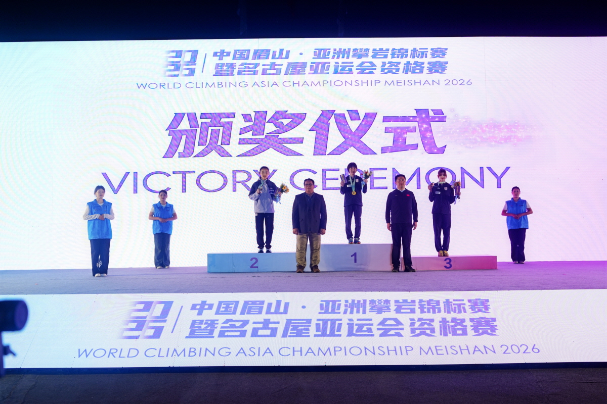 2026ワールド·クライミング·メイシャン·クライミング·アジア選手権大会のリード2位に上がったソ·チェヒョン（左から3番目）。 /写真=大韓山岳連盟提供