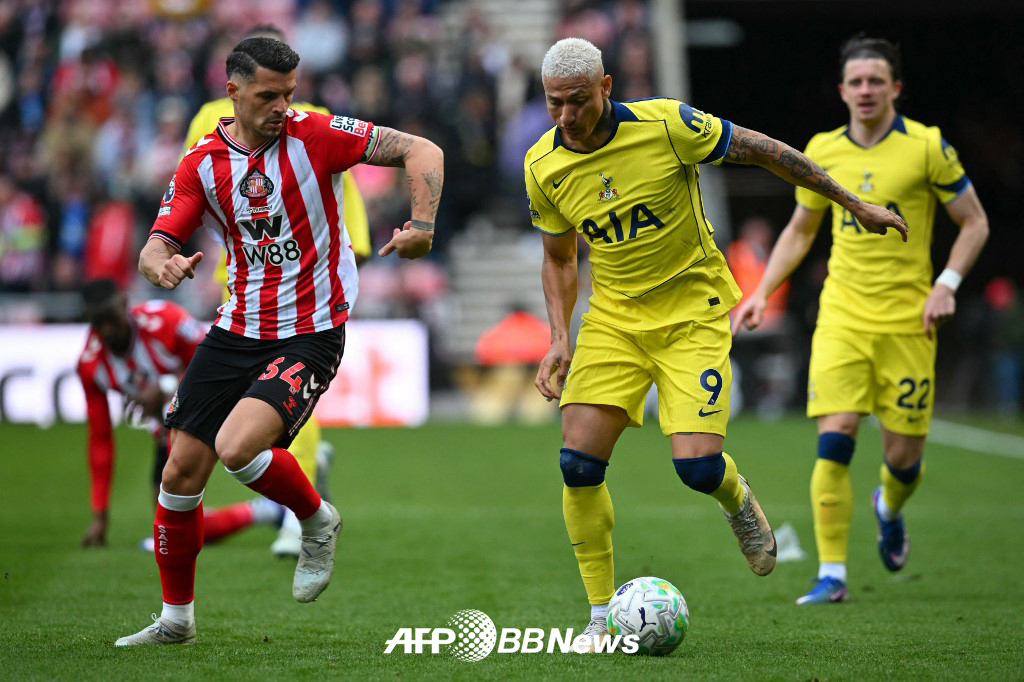 Tottenham Hishalisson, người đang rê bóng trong chuyến thám hiểm Sunderland ở Ngoại hạng Anh (EPL) vào ngày 12. /AFPBBNews = Tin tức 1