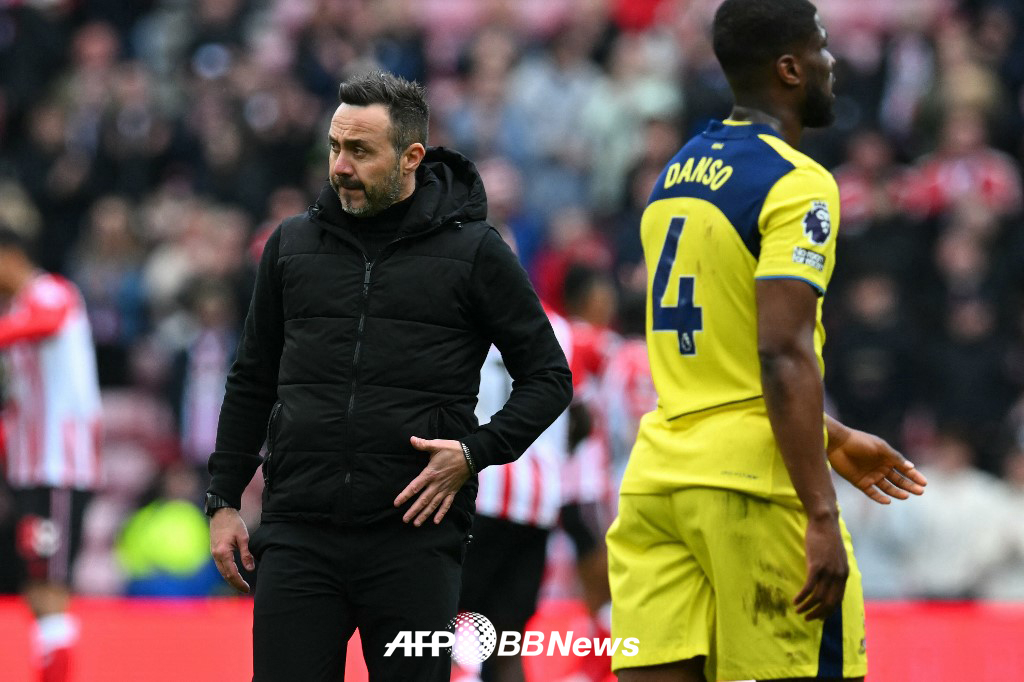 Huấn luyện viên mới của Tottenham (trái) Roberto Dezerby (trái), người đang tiếc nuối sau thất bại tại giải Ngoại hạng Anh (EPL) Sunderland vào ngày 12. /AFPBBNews = Tin tức 1