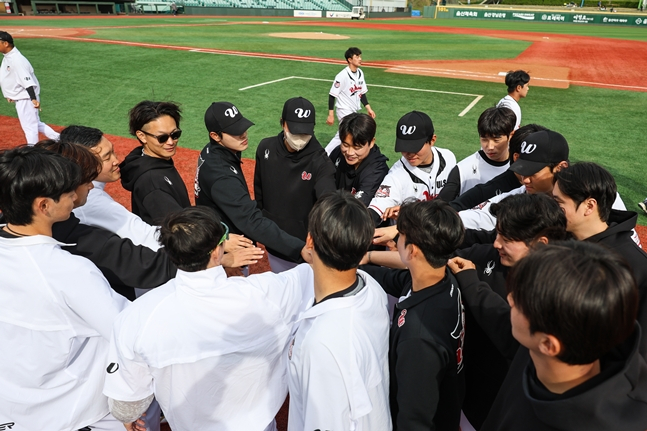 Команда Ульсанских питчеров проводит встречу сразу после окончания игры. /Фото =Ульсан-Уэльс