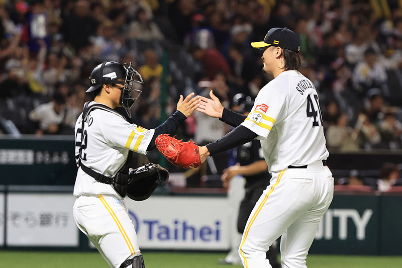 图为,斯基山一树(右)。 =图为,日本软银鹰队官方SNS。