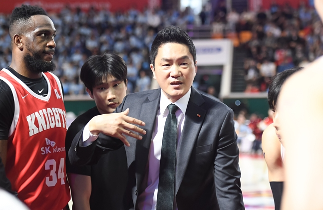作戦指示をしているチョン·ヒチョルSK監督（中央）。 /写真=KBL