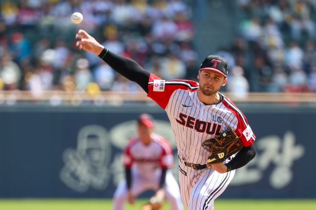 Иностранный питчер LG Twins Андерс Толхёрст играет против SSG Landers 12-го числа. /Фото = Предоставлено LG Twins.