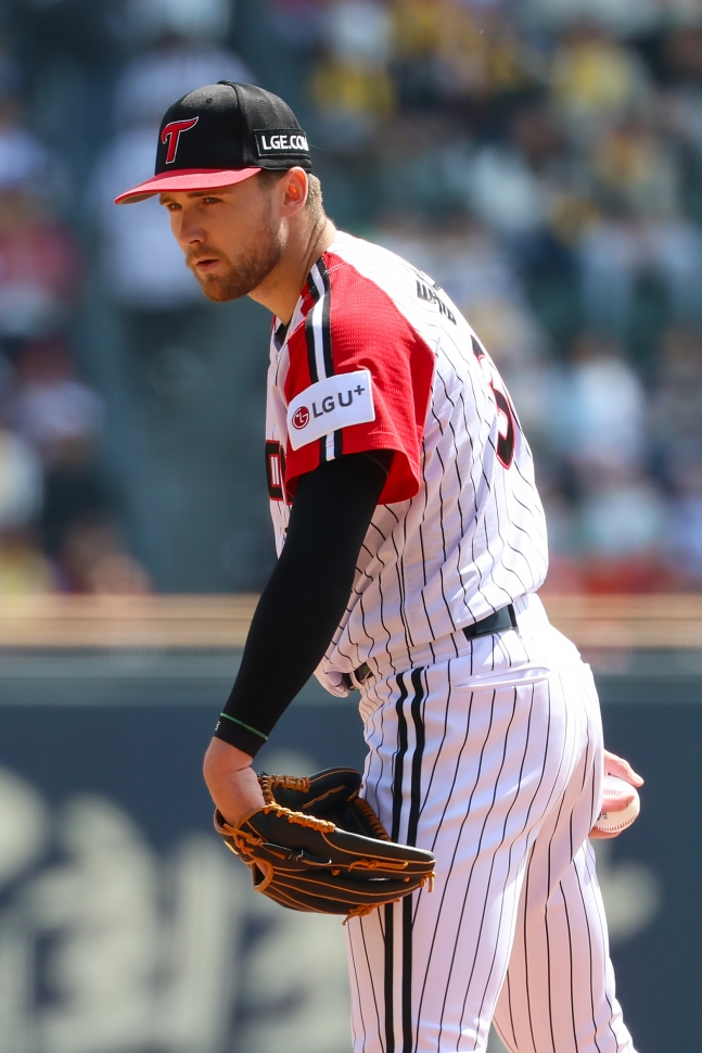 Андерс Толхёрст, иностранный питчер LG Twins, смотрит на захватчика в домашнем матче против SSG Landers 12-го числа. /Фото = Предоставлено LG Twins.