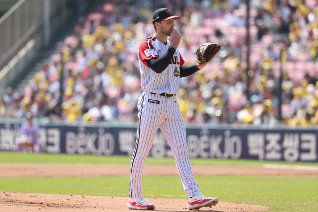 Андерс Толхёрст, иностранный питчер LG Twins, смотрит на захватчика после броска в домашнем матче против SSG Landers 12-го числа. /Фото = Предоставлено LG Twins.