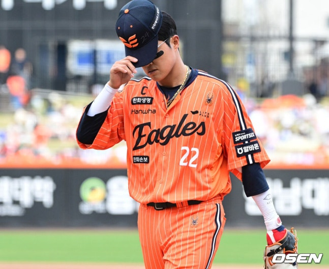 Чэ Ын Сон из Hanwha Eagles заменяется после того, как 12-го числа позволил пропустить очки из-за последовательных ошибок в 6-м иннинге против KIA Tigers. 