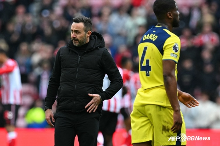 Huấn luyện viên Roberto De Gerbi (trái) Tottenham. /AFPBBNews = Tin tức 1