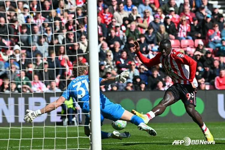 Nordi Muquiele sút bóng. /AFPBBNews = Tin tức 1