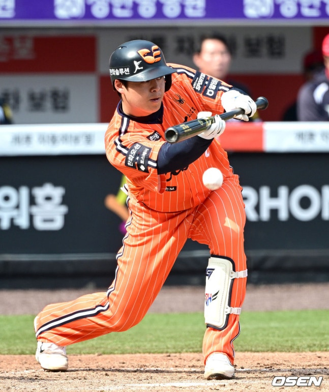 Ханва Но Си Хван играет 4-й удар против KIA 11-го числа. /Фото = ОСЕН